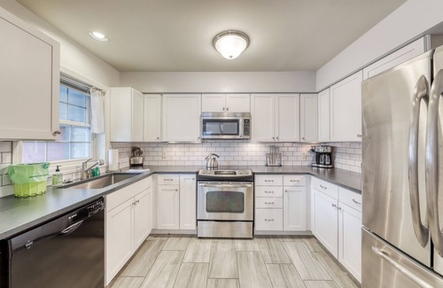 Stowe Area Condo | Clean & Bright Condo near Slopes & Lakes with Amazing Walkable Locale
