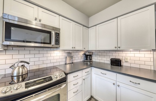 Stowe Area Condo | Clean & Bright Condo near Slopes & Lakes with Amazing Walkable Locale