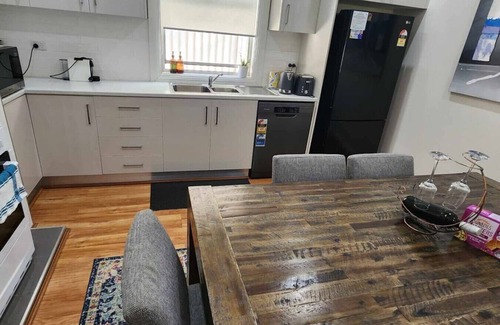 Wollongong CBD Apartment | Clean CBD home w/parking, Wi-Fi, AC, near hospital & stadium