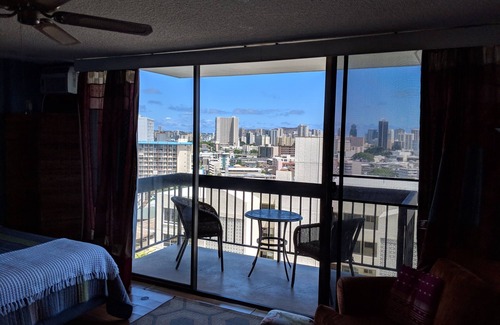 Tantalus Apartment | Clean/Chic/Secure Studio, FREE PRIVATE PARKING, LAUNDRY,WIFI, POOL