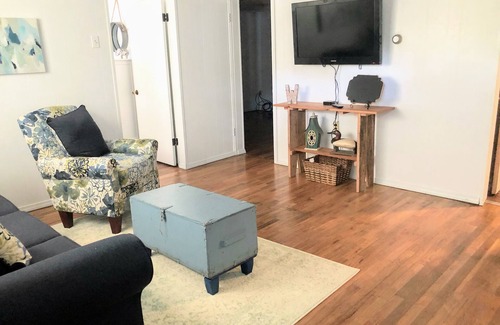 Crestline Other | Clean, comfy and cute farmhouse between Joplin and Neosho, easy access to I-49.