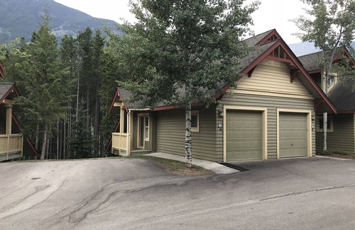 East Kootenay House | Clean, comfy, cozy. Ski in/ski out. Family friendly.