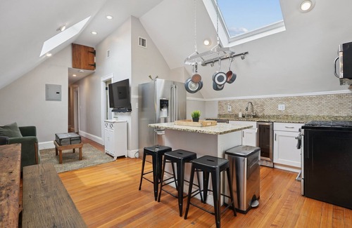Dorchester House | Clean, Contemporary Duplex | Sleeps 17