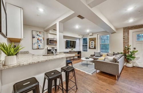 Highland Park House | Clean, Contemporary Escape Near T