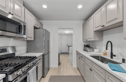 Baldwin Park House | Clean Cozy 3 bdrm house Fully Reno w Premium bedding Comfortable Furn near DTLA