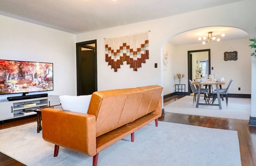 Bristol House | Clean, cozy house 2 min from Casino/DT + King beds