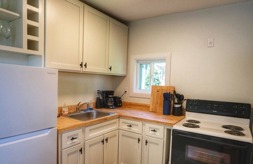 Brevard Cottage | Clean, Cozy, Quiet and Convenient. Walk to restaurants, shopping and bars.