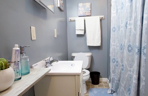 Near Eastside House | Clean/Cozy Studio 2-Near DT Indianapolis/Queen Bed