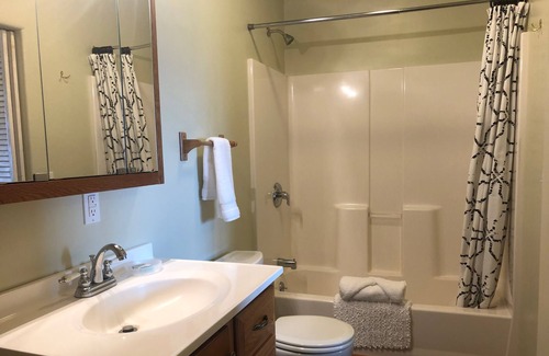 Stevensville Cabin | Clean, @ End-of-the-Road, Peaceful and Relaxing