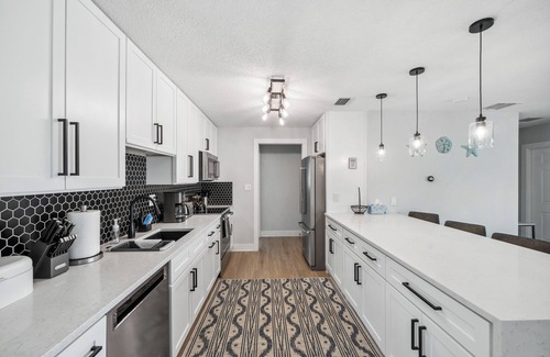 Venice Gardens House | CLEAN! FREE Heated Pool! Close Beaches! Pet OK! CLEAN!