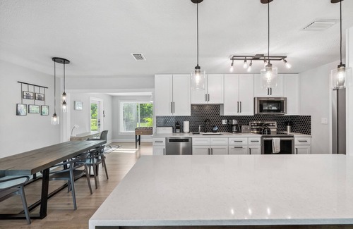 Venice Gardens House | CLEAN! FREE Heated Pool! Close Beaches! Pet OK! CLEAN!