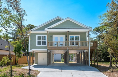Tranquil Harbour House | Clean home on quiet street/Walk to beach & shops/Small, non-shedding dogs