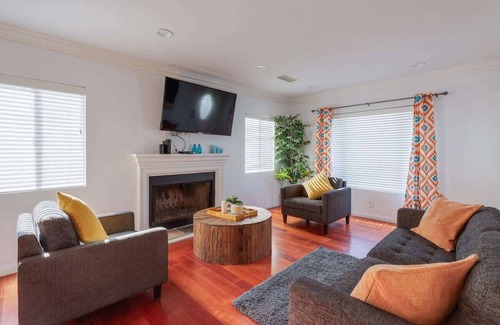 Reseda House | Clean Los Angeles Home with Pool, Air Conditioning, Fast Wifi Internet, Smart TV