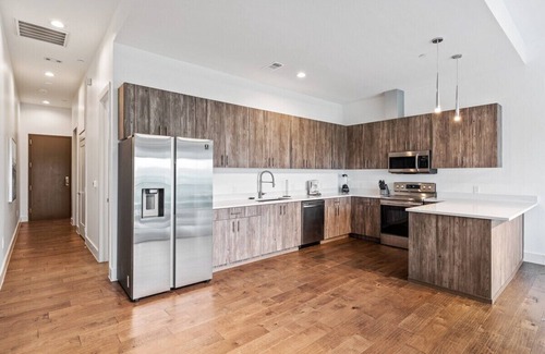 Cedars Apartment | Clean & Modern - Amazing Views!