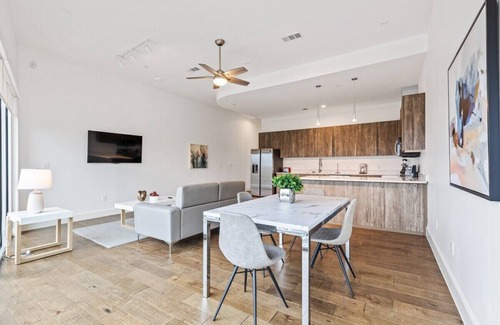 Cedars Apartment | Clean & Modern - Amazing Views!