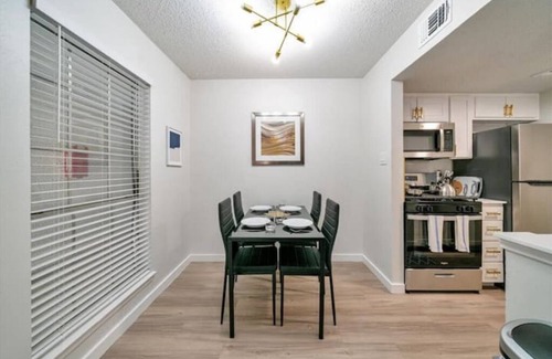 Hyde Park Apartment | Clean & modern close to Hospitals