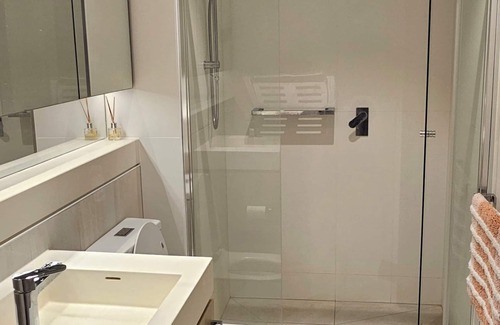 Southbank Apartment | Clean modern comfortable 2b Southbank city getaway