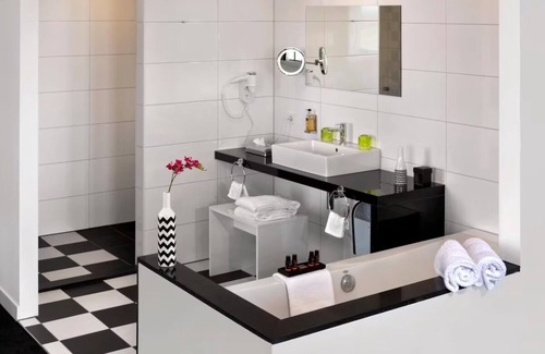 Zestienhoven Hotel | Clean, Modern Rooms with Easy City & Airport Connections! Onsite Dining