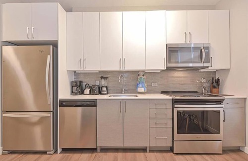 Central-Maverick Square - Paris Street House | Clean + Modern Studio | Full Kitchen | Travel Nurse Friendly | by GLS