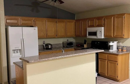 Spring Valley House | Clean n’ simple BnB, just 7 mins to The Strip!