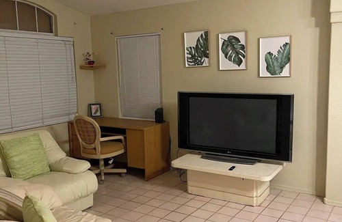 Spring Valley House | Clean n’ simple BnB, just 7 mins to The Strip!