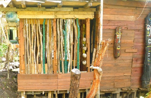 Fern Forest House | Clean Off-Grid Art Lovers Rainforest Hideaway!