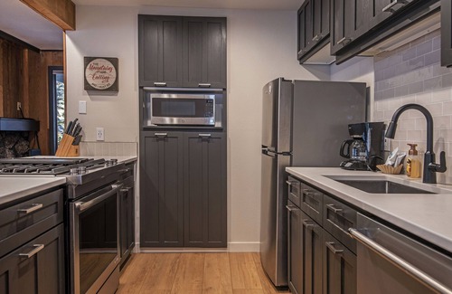 Overlook Park House | Clean, Open Sunriver Home has Fantastic Updates, Gourmet Kitchen and King Suite