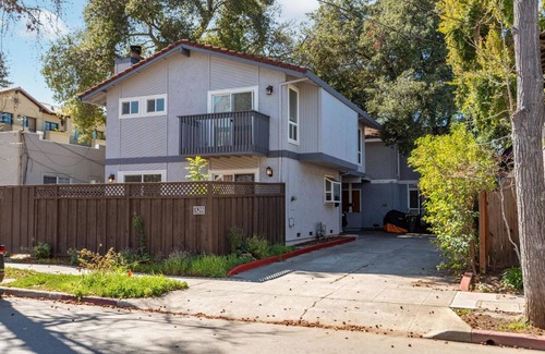 Downtown North House | Clean Palo Alto 3BR w/Backyard, nr Caltrain & Dining, by Blueground