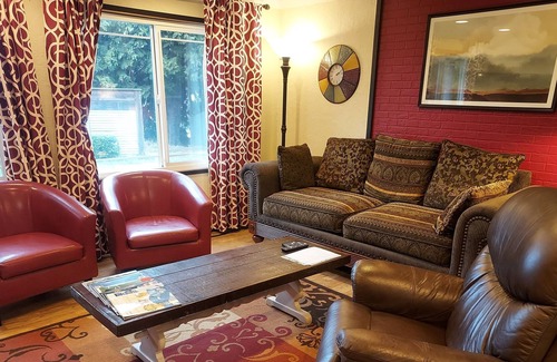 Hood River House | Clean, peaceful and affordable home with jacuzzi, NOT A PARTY HOUSE