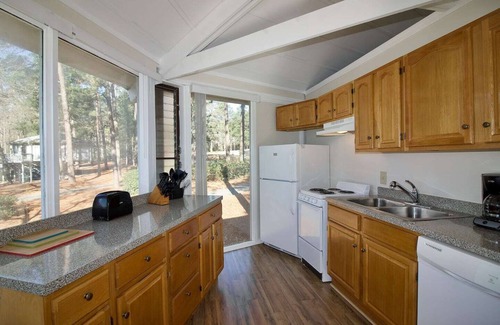 Pinehurst House | Clean Pinehurst Treehouse Social dist Hideout