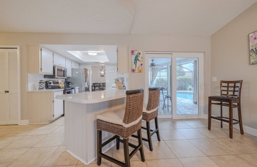 Fort Myers House | Clean pool house with 70" TV nearby beaches, shopping and restaurants
