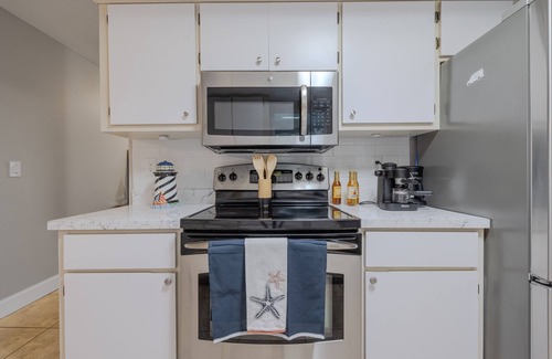Fort Myers House | Clean pool house with 70" TV nearby beaches, shopping and restaurants