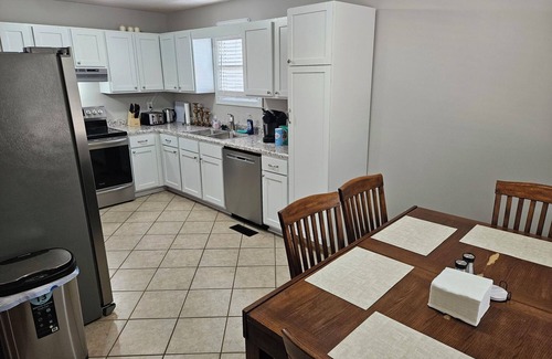 Paducah House | Clean, quiet & comfortable, 3 bed 2 bath pet friendly Paducah home near winery.