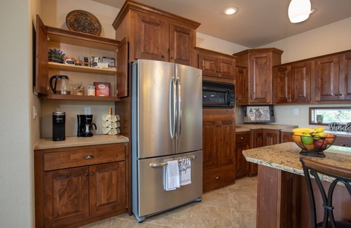 Colorado Springs House | ✔️Clean★Quiet Forest★King Bed★Hot Tub★Scenic Mt Views★Cozy FP★Lg Game Rm★Grill✔️
