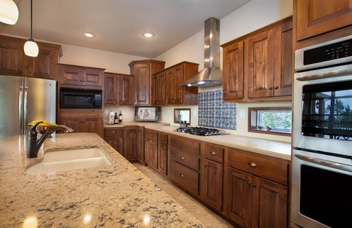 Colorado Springs House | ✔️Clean★Quiet Forest★King Bed★Hot Tub★Scenic Mt Views★Cozy FP★Lg Game Rm★Grill✔️