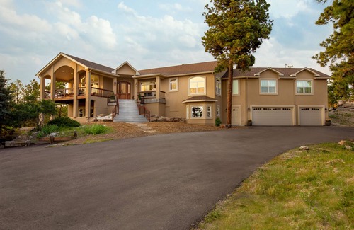 Colorado Springs House | ✔️Clean★Quiet Forest★King Bed★Hot Tub★Scenic Mt Views★Cozy FP★Lg Game Rm★Grill✔️