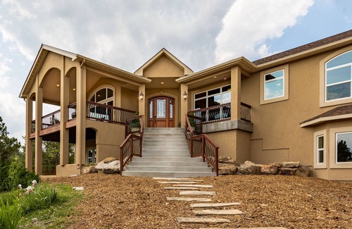 Colorado Springs House | ✔️Clean★Quiet Forest★King Bed★Hot Tub★Scenic Mt Views★Cozy FP★Lg Game Rm★Grill✔️