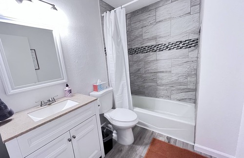 Albuquerque Apartment | Clean remodeled 2 br apt near hospitals, UNM, stadium, airport, AFB and I-25