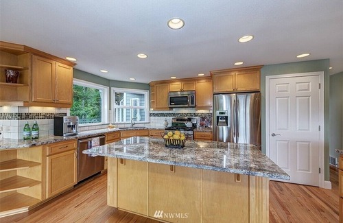Kenmore House | Clean spacious home in Kenmore with fun perks!