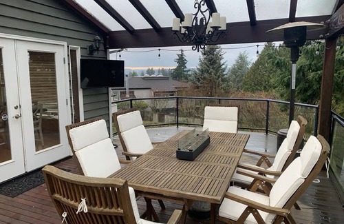 Kenmore House | Clean spacious home in Kenmore with fun perks!