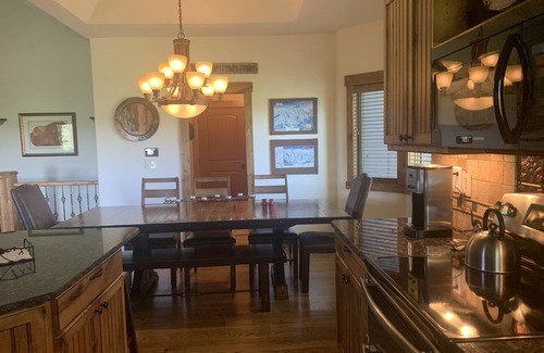 Victor House | CLEAN, SPACIOUS, & RELAXING WESTERN HOME, NEAR TETONS/YELLOWSTONE/JACKSON HOLE