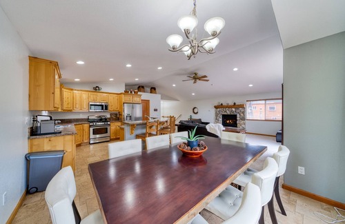 Tahoe Paradise Cabin | Clean Spacious 3 Bed Nash Family Cabin. 2300sq/ft