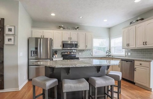 Elkhorn House | CLEAN Updated & Spacious Family Home!