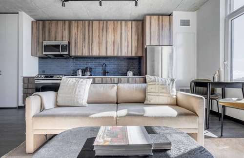 Near West Side Apartment | Clean West Loop Studio w/Rooftop, Gym & Grills, nr Park, by Blueground