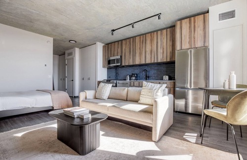 Near West Side Apartment | Clean West Loop Studio w/Rooftop, Gym & Grills, nr Park, by Blueground