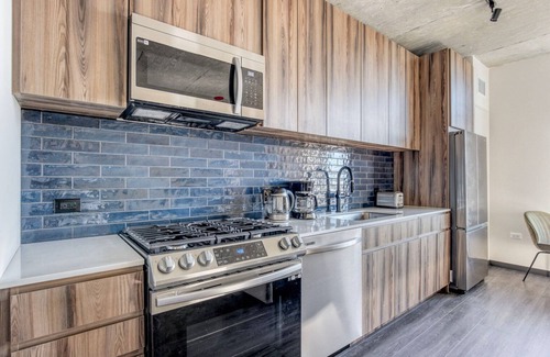 Near West Side Apartment | Clean West Loop Studio w/Rooftop, Gym & Grills, nr Park, by Blueground