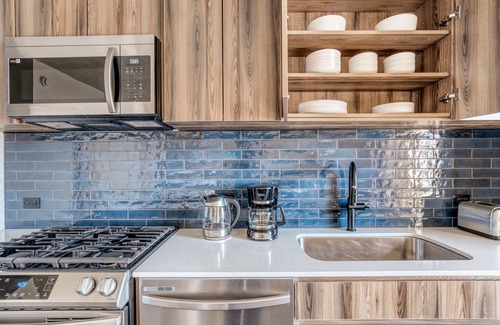 Near West Side Apartment | Clean West Loop Studio w/Rooftop, Gym & Grills, nr Park, by Blueground