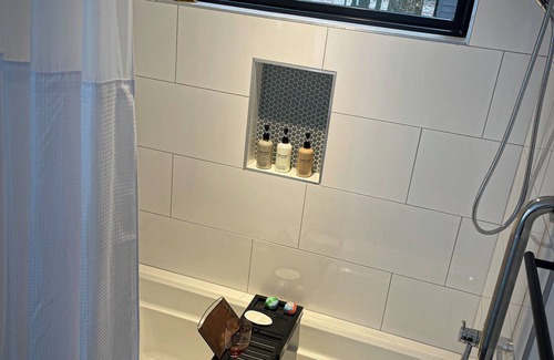 Cookeville Hotel | *Cleaning Fee Included* Mini modern cabin nestled in the peaceful hills between Jackson and Putnam County, minutes away from CUMMINS FALLS STATE PARK. Designed for comfort and style, this vacation rental seamlessly blends modern charm with wooded s