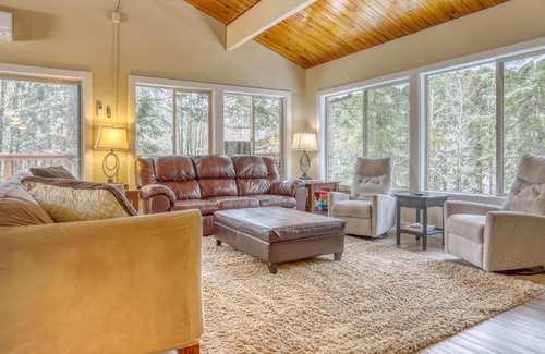 Rhododendron House | Clear Creek Mt Hood Retreat - Meredith Lodging