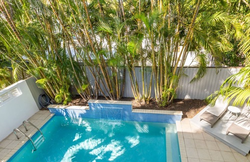 White St. Gallery House | CLEAR SKIES ~ Well Appointed 3 Bedroom, 2 Bath Home with Pool!